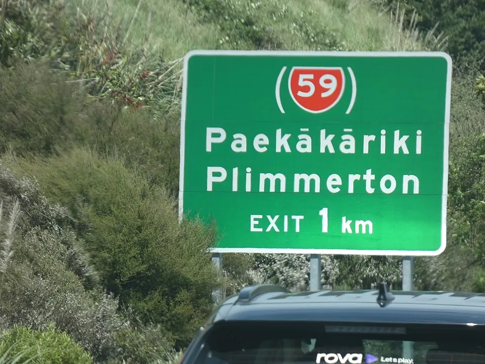 A New Zealand road sign displays the Māori place name Paekākāriki with its macrons.