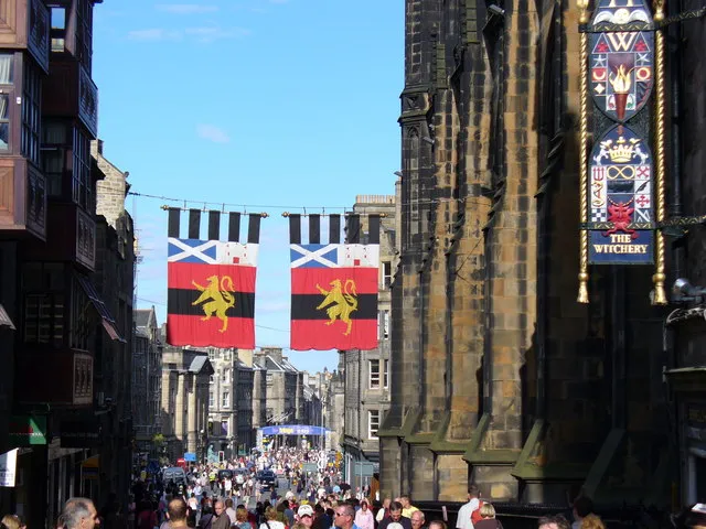 Large festival crowds fill Castlehill and the Royal Mile in central Edinburgh.